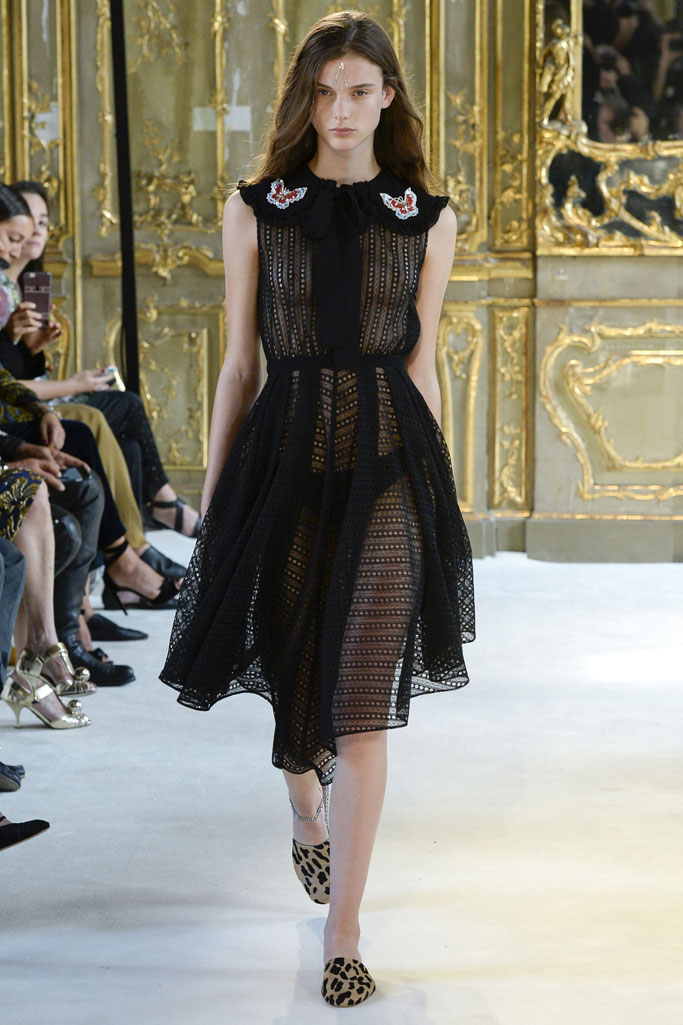 意大利设计师品牌giambattista valli(詹巴迪斯塔·瓦利)于米兰时装周