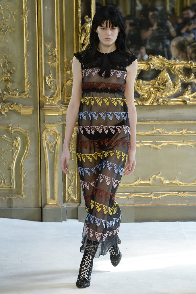 意大利设计师品牌giambattista valli(詹巴迪斯塔·瓦利)于米兰时装周
